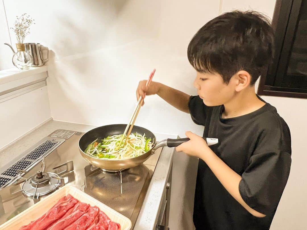 コーキTVのインスタグラム：「家庭科の宿題で「炒め物」を作るそうで、野菜炒めにチャレンジです🍳 びっくりするくらい大量に出来上がったけど、ものすごく美味しかったです😆🍀  #小学生 #家庭科 #宿題 #野菜炒め」