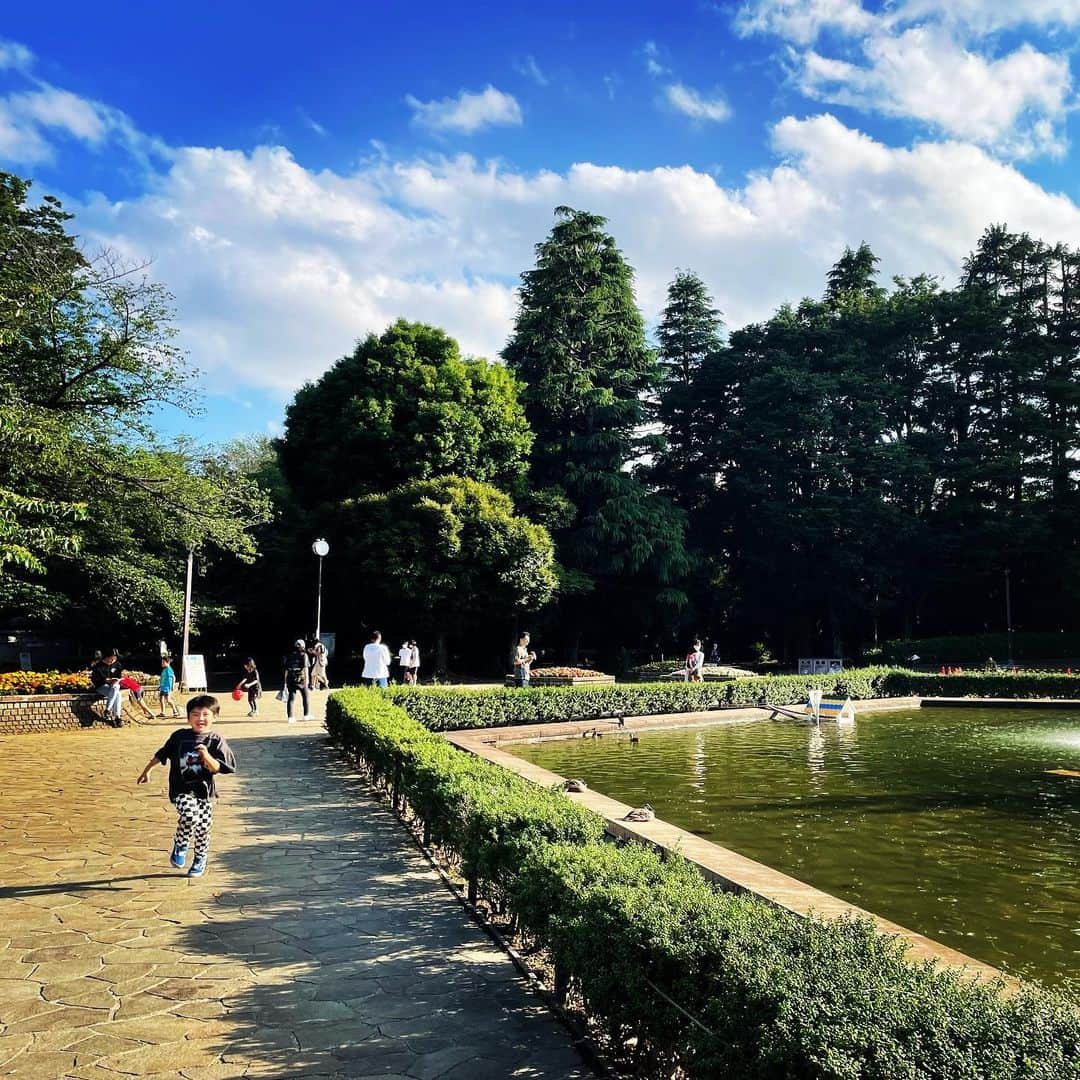 吉村民さんのインスタグラム写真 - (吉村民Instagram)「ひたすら噴水の周りを走る人⛲️  #元気  #元気ありすぎ」6月3日 16時55分 - yoshimuratami