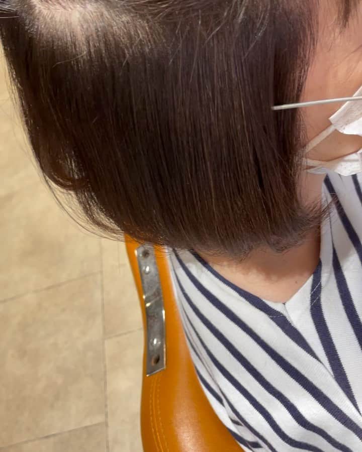 西本香澄のインスタグラム：「#縮毛矯正で魅せる　 #BeforeAfter 美しいです🎉🎉 雨が多くなって来たので、 縮毛矯正はウキウキしますね🌸🌸 回数を重ねてもダメージレスを 実現できるように、 保護剤、トリートメントには こだわっています🎉🎉 6月もよろしくお願いします🐌 ＊＊ ＊＊ ＊＊ ＊＊ 今日はあの焼き菓子屋さんが空いてる日😋 私はほぼ毎週スコーンを 買いに行きます😍 まだあるかな？？ スイーツ大好きが止まらない😂 今年は歩くって決めたのに、、、🐷 ＊＊ ＊＊ ＊＊ ＊＊ #神崎川の美容室 #ミモリヘアー #かすみんヘア #完全貸切美容室　#完全予約制 #神崎川　#三津屋　#三津屋北　#淀川区　#大阪市淀川区　#淀川区子連れ　#神崎川子連れ　#神崎川髪質改善　#髪の内部補修　#コンプレックスさせるトリートメント　#泥の内部補修トリートメント」