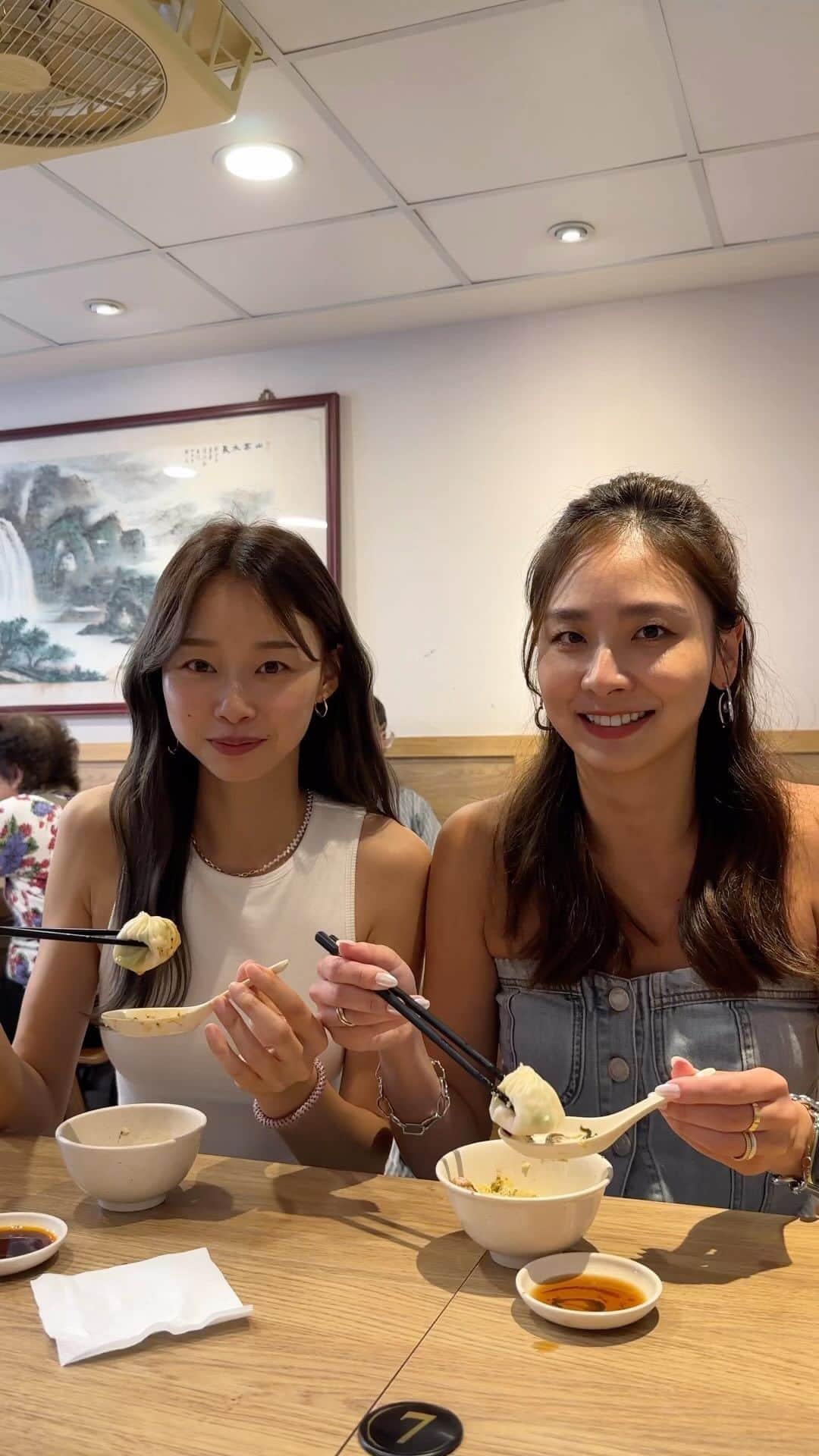 吳斐莉のインスタグラム：「當美食YTber真的不容易😂  之前跟秀美一起拍的美食YT出來了 大家趕快去 @chloehidemi 那裡看  當天我們其實⋯好像也沒吃到很多 而且又因為東西都很好吃 叫來的全都會吃光光 但中間有一度真的快不行了 我跟秀美都呈現放空狀態🤣  最後最後因為肉圓一定要分享給大家 所以再怎麼飽都要吃🤣 排了好久的隊結果只點一人一顆 後面阿嬤表示：排這麼久點那麼少 哈哈哈哈哈😂  影片非常歡樂～ 大家快去看啦！」