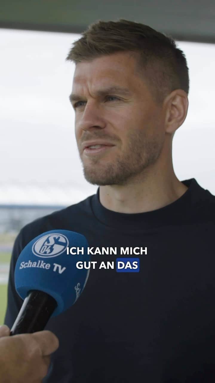 シャルケ04のインスタグラム：「„Die Geschichte ist noch nicht vorbei!“ ☝🏼 . Wir freuen uns auf die weitere Zeit mit dir, @simonterodde9! 💙🤍 . Das komplette Interview mit Simon gibt’s auf unserem YouTube-Kanal! 📺 . . #Schalke #S04 #Football #Soccer #Fußball #Futbol #Knappen #🔵⚪️」