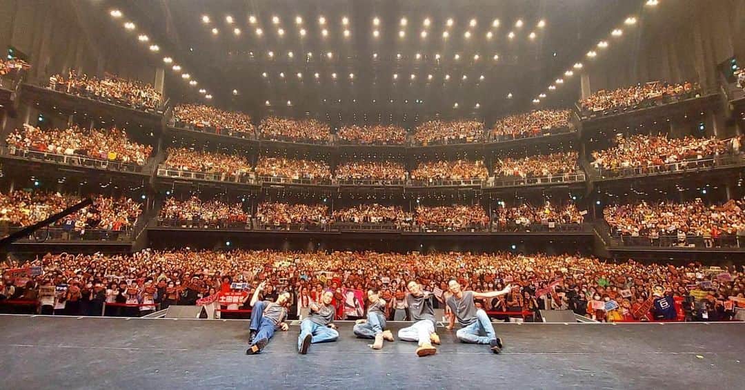 NESMITHのインスタグラム：「EXILE THE SECOND LIVE TOUR 2023 Twilight Cinema 全20公演完遂✨✨✨✨✨ メンバーとバンドメンバー・多くのスタッフさん、 各地でお世話になった方々や会場に足を運んでくれて盛り上げてくれた先輩や後輩の所属の皆さん、、、  そして何より全国各地・世界各地から集まってくれたセカ友の皆さん、 僕たちが感謝の思いを伝えようと各地伺わせていただいたにもかかわらず、逆に頂くものが沢山あり本当に本当に感謝と幸せに溢れたツアーになりました✨✨  こんなに充実してやり遂げられたという思いになるのもなかなかで、 それだけ色んな覚悟や沢山の想いがあったんだなと今改めて感じています。。  Twilight Cinemaはここで終幕となりますが、必ずまた皆さんと思い出の作れる場所を作っていきたいと思いますのでその時までしばしのお別れを、、、、、  しかし体バキバキ(笑) #EXILETHESECOND #TwilightCinema #全20公演 #沢山のありがとうを全国の皆さんへ #まだまだ旅の途中 #まだまだ夢の途中 #一緒に夢を見ていきましょう ✨」