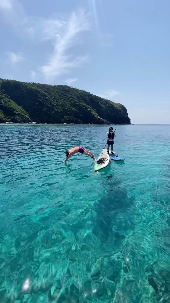 髙津奈々のインスタグラム：「ZAMAMI SUP 🏄‍♀️🏝️  いてもたってもいられず飛び込んじゃったよね  海こんなに綺麗なんだもん✨  #座間見 #zamami  #zamamiisland  #sup  #サップ #サップ女子 #okinawa  #okinawatrip #swimmergirl  #keramablue」