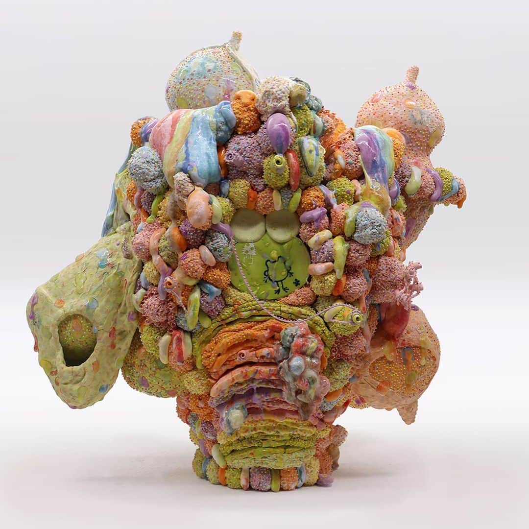 家入一真のインスタグラム：「川井 雄仁 @kazuhitokawai   聖者の行進 / Taeko Mizuma,2022  ceramic 640×540×500mm 2022  #川井雄仁  #kazuhitokawai #kawaikazuhito #ceramicart #contemporaryart  #artwork  #urbanart  #現代美術  #現代アート  #コンテンポラリーアート  #アートコレクター  #アートコレクション  #artcollector  #artcollection  #japaneseart  #kotaronukaga @kotaro_nukaga  #家入コレクション」