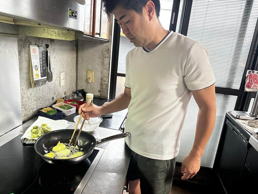 岡本安代さんのインスタグラム写真 - (岡本安代Instagram)「【村長の野菜天ぷら弁当】 毎週金曜日の弁当番長は村長。 前日の夜の炊き込みご飯を詰めてもらうことに。  味付きご飯なので、添えおかず的なものを作って頂きました。  村長得意の、必殺野菜天！  大変良くできました。 今週も１週間お見事様でした。  #走り続ける岡本家 #okkamotto弁当  #弁当番長は村長 #５人の子育てママウンサー  #岡本安代 #お弁当 #おべんとう」6月3日 17時24分 - okamoto.yasuyo