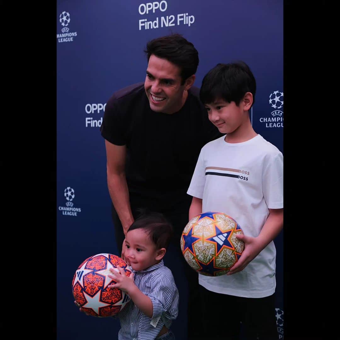 Raffi Ahmadさんのインスタグラム写真 - (Raffi AhmadInstagram)「The excitement is clearly showing! 💜  @raffinagita1717 's family in frame with the legendary football player and OPPO Global Brand Ambassador @kaka for #OPPOFindN2Flip ⚽  Comment your reaction 👇  #FlippingBetterWithOPPO #MakeYourMiracle #OPPOxKAKA #OPPOxUCL」6月3日 17時34分 - raffinagita1717