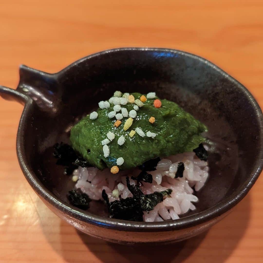 "TERIYAKI" テリヤキ編集部さんのインスタグラム写真 - ("TERIYAKI" テリヤキ編集部Instagram)「多分日本で1番食事会を開催しているグルメオンラインサロン「TERIYAKI美食倶楽部」で久しぶりの秋田ツアーを開催しました。  今回は関西からのメンバーが多く集まり、1泊2日で秋田のいま話題のお店を食べ歩くというもの。1日目の夜は秋田市内にある日本料理のお店「日本料理たかむら」にて、秋田の食材を中心に全国の選りすぐりの食材との組み合わせを楽しむことができる江戸料理の数々を堪能し、色々と秋田の魅力を楽しむことができた。  数年ぶりに訪れた「日本料理たかむら」の高村さんの軽妙なトークも健在で、美味しい料理と楽しいトークで素敵な2時間でした。その後は、繁華街でバーなどを2-3軒飲みに行き、秋田の夜を堪能しました。  2日目の昼は由利本荘にある寿司屋「鮨駒」での貸切会。秋田県の食材をメインにした寿司の握りコースは、どの握りも一つ一つ工夫されており、どの握りも印象的な一品ばかりでした。秋田市内から車で1時間ほど離れているが、すでに数ヶ月先まで予約で埋まってしまう程の人気は、その圧倒的な美味しさがあるからだと思っている。  実は「鮨駒」を食べる前には、「鮨駒」の大将のお兄さんがされているうどん屋「いちこま」にも足を運び美味しい讃岐うどんを食べてから寿司を堪能させて頂いた。「いちこま」のうどんはシンプルなうどんから、創作うどんまで幅が広く、地元のお客さんを中心に人気を集めている。由利本荘の方面も魅力的なレストランなども多いので、次回秋田に行くときは秋田市内だけでなく、そちらも開拓できるようなグルメツアーを開催したいと思う。  こんな感じで全国各地でグルメツアーを開催しているので、食べるのが好きな人はぜひ入会してみてください。全員現地集合、現地解散なので、食事の時間以外は個人での行動も可能。美味しいものが好きな人や食べ友達が欲しい方などはぜひ！！  #TERIYAKI美食倶楽部 #テリヤキ掲載店 #秋田グルメ #秋田 #秋田ランチ #秋田ディナー #秋田観光  #秋田旅行  #グルメ好きな人と繋がりたい  #グルメ女子  #グルメスタグラム  #美味しいお店  #美味しいもの好きな人と繋がりたい  #美味しいもの巡り  #食べ歩きグルメ  #食べ歩きの旅  #食べ歩き日記  #グルメ部  #グルメ旅 #秋田グルメ部  #日本料理たかむら」6月3日 17時27分 - teriyaki_jp