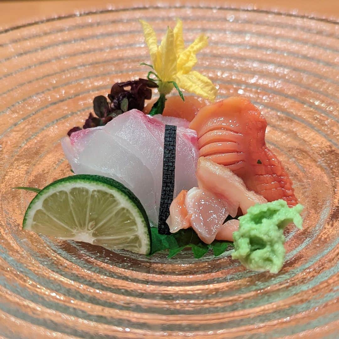 "TERIYAKI" テリヤキ編集部さんのインスタグラム写真 - ("TERIYAKI" テリヤキ編集部Instagram)「多分日本で1番食事会を開催しているグルメオンラインサロン「TERIYAKI美食倶楽部」で久しぶりの秋田ツアーを開催しました。  今回は関西からのメンバーが多く集まり、1泊2日で秋田のいま話題のお店を食べ歩くというもの。1日目の夜は秋田市内にある日本料理のお店「日本料理たかむら」にて、秋田の食材を中心に全国の選りすぐりの食材との組み合わせを楽しむことができる江戸料理の数々を堪能し、色々と秋田の魅力を楽しむことができた。  数年ぶりに訪れた「日本料理たかむら」の高村さんの軽妙なトークも健在で、美味しい料理と楽しいトークで素敵な2時間でした。その後は、繁華街でバーなどを2-3軒飲みに行き、秋田の夜を堪能しました。  2日目の昼は由利本荘にある寿司屋「鮨駒」での貸切会。秋田県の食材をメインにした寿司の握りコースは、どの握りも一つ一つ工夫されており、どの握りも印象的な一品ばかりでした。秋田市内から車で1時間ほど離れているが、すでに数ヶ月先まで予約で埋まってしまう程の人気は、その圧倒的な美味しさがあるからだと思っている。  実は「鮨駒」を食べる前には、「鮨駒」の大将のお兄さんがされているうどん屋「いちこま」にも足を運び美味しい讃岐うどんを食べてから寿司を堪能させて頂いた。「いちこま」のうどんはシンプルなうどんから、創作うどんまで幅が広く、地元のお客さんを中心に人気を集めている。由利本荘の方面も魅力的なレストランなども多いので、次回秋田に行くときは秋田市内だけでなく、そちらも開拓できるようなグルメツアーを開催したいと思う。  こんな感じで全国各地でグルメツアーを開催しているので、食べるのが好きな人はぜひ入会してみてください。全員現地集合、現地解散なので、食事の時間以外は個人での行動も可能。美味しいものが好きな人や食べ友達が欲しい方などはぜひ！！  #TERIYAKI美食倶楽部 #テリヤキ掲載店 #秋田グルメ #秋田 #秋田ランチ #秋田ディナー #秋田観光  #秋田旅行  #グルメ好きな人と繋がりたい  #グルメ女子  #グルメスタグラム  #美味しいお店  #美味しいもの好きな人と繋がりたい  #美味しいもの巡り  #食べ歩きグルメ  #食べ歩きの旅  #食べ歩き日記  #グルメ部  #グルメ旅 #秋田グルメ部  #日本料理たかむら」6月3日 17時27分 - teriyaki_jp