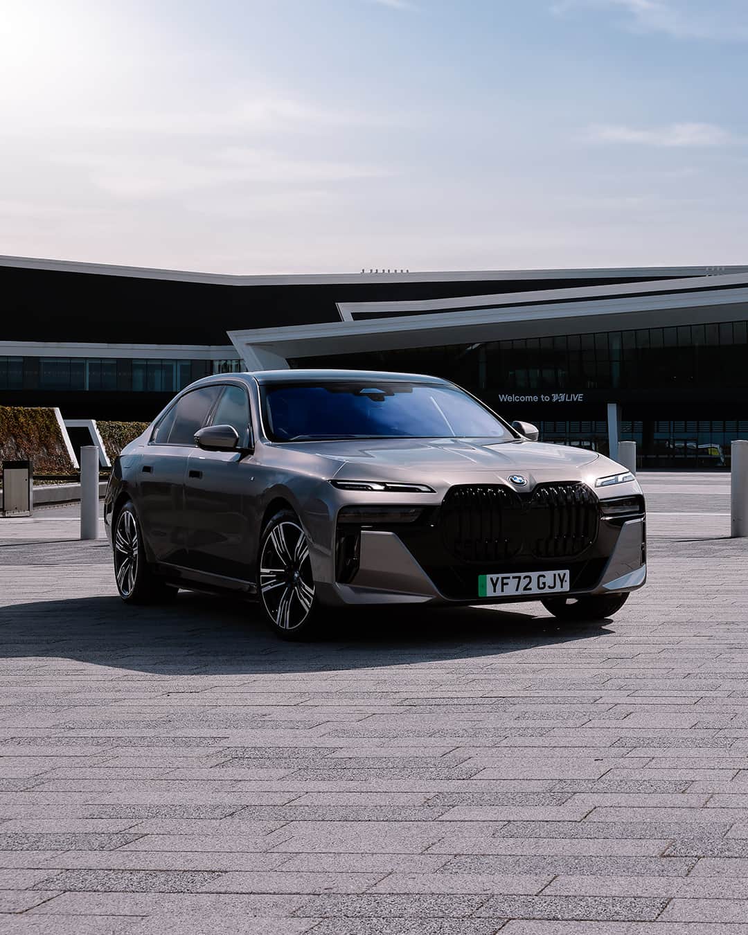 BMWのインスタグラム：「Picture perfect pairing. #BMWRepost @kabizzz @johnclarkbmw  The BMW i7. #THEi7 #ThisIsForwardism #BMW #BornElectric #BMWElectric __ BMW i7 xDrive60: Combined power consumption: 19.6–18.4 kWh/100 km. Combined CO2 emissions: 0 g/km. Electric range: 590–625 kilometers. All data according to WLTP. Further info: www.bmw.com/disclaimer」