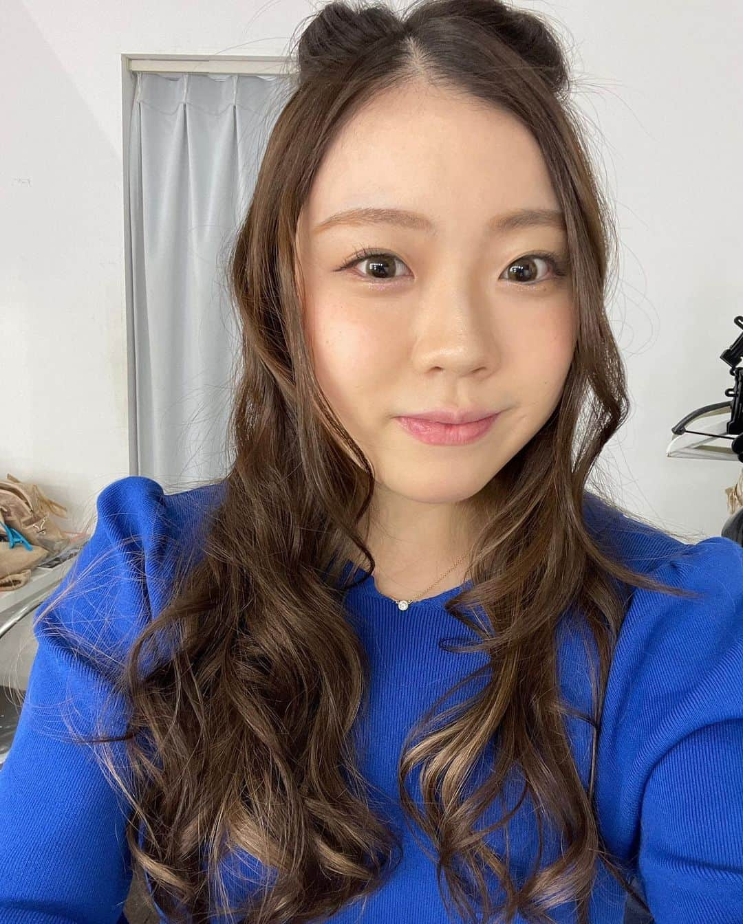 紀平梨花のインスタグラム：「インスタのフィードにも載せて欲しいとお声をいただいたので🟦 ヘアメイク完成した直後撮ってみました💄 昨日の撮影は後々情報も公開しますのでお楽しみに🎥💫」