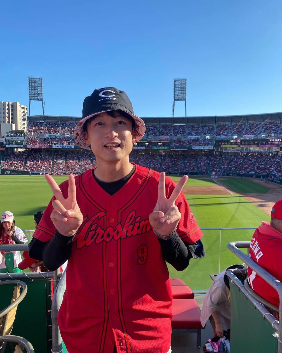 ゴッホ向井ブルーのインスタグラム：「あああああああ暑かった！！！カープが勝ったよーー！！！ #腰に手をそえる矢野くん」