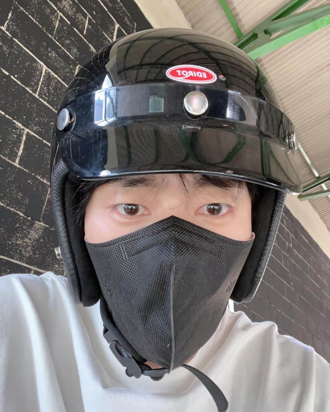 ユン・ヒョンミンのインスタグラム：「햄버거 포장 받으러옴🛵 착한 사장님께서 수고 많으시다며 얼음물 주심. 따뜻하다 우리나라👍🏻」