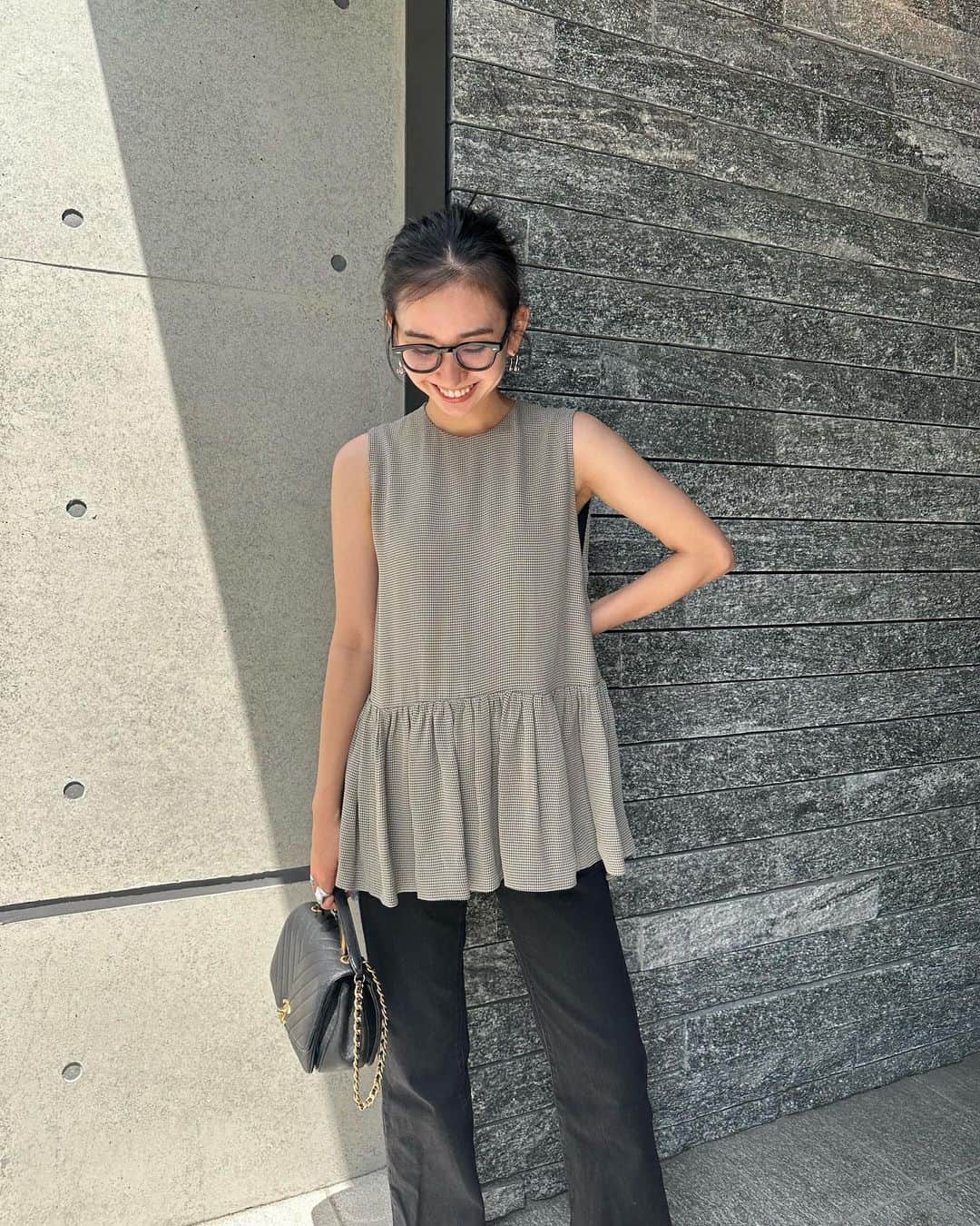 鈴木詩織さんのインスタグラム写真 - (鈴木詩織Instagram)「夏みたいに暑かった日☀️ 伊達メガネとサングラス、間違えて持ってきちゃって眩しかったな😫  お気に入りの千鳥格子柄ブラウスは @amerivintage の！ サイドが深めのスリットで少しモード感があるのが好き🖤  この前は初めて @omotesando.wiz で白玉点滴とCICAパックをしたもらったよん🤭 CICAは鎮静効果があって、私のような赤みが出やすいお肌にぴったり♡ 白玉点滴は定期的にやると良いみたいなので、また受けに行こうと思います🫡  ⁡  #shiorin_styling#amerivintage#uniqlo#アメリヴィンテージ#UNIQLOデニム#ユニクロデニム」6月3日 19時14分 - shiorin0802suzuki