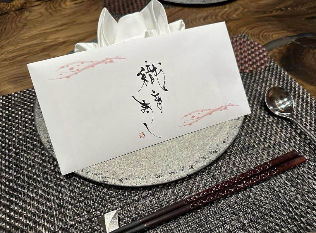 瀬戸サオリのインスタグラム：「パパが 二日連続連れ出してくれた ディナー🍽️ 銀座の織音寿しさんへ🥰 （食べちゃって写真も少なめ笑）  私の世界一好きな食べ物 お寿司でした🍣😮‍💨 息子のプレートも 用意してくださってて 息子はペロリ😋🍴  また毎日頑張れる😗 （幼稚園の送迎で 毎日15000歩〜19000歩くしね🦵） 幼稚園行くのに 私が健康にしてもらってて🥹 ありがたく沢山歩きます🩵笑  #織音寿し」