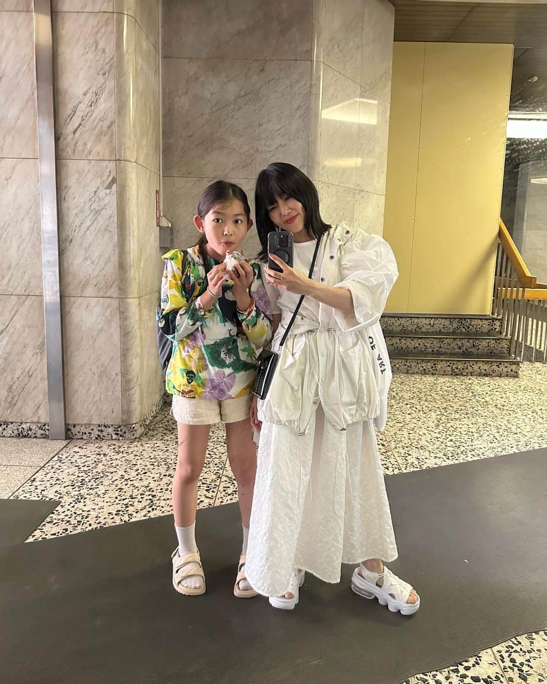 簑島三佳のインスタグラム：「今日は愛するノアちゃんの10周年をお祝いしに行ってきました  可憐で清楚な高嶺の花のようなノアちゃん  とっても可愛かった💖  演技も歌もダンスも出来るなんて凄い！  これからもずっと応援します❣️  そして元HONEYトリオは相変わらず面白く、ひと時でも笑いをありがとう😂  そのあとはお天気良かったので日比谷公園へ  日比谷音楽祭、ゆるく音を聞きながらの気持ち良い時間だったー  コーデは全身 @honeymihoney_official   去年のナイロンブルゾン着過ぎて汚れてきたから 今年の秋も白やっぱり買うかな〜  @felonyrose__n  #鶴嶋乃愛 #HONEYMIHONEY #日比谷音楽祭 @hibiyamusicfes」