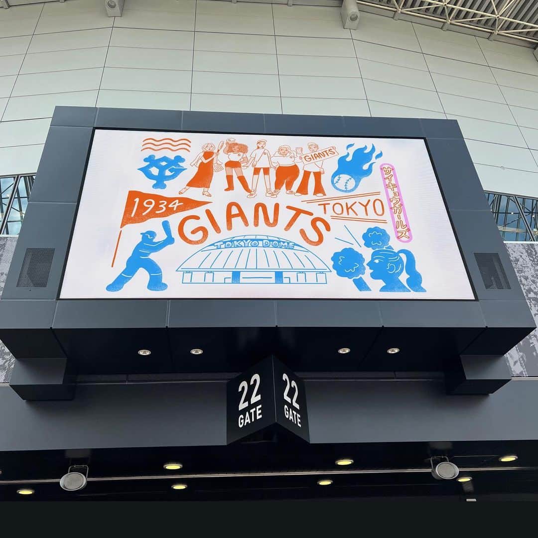 WALNUTさんのインスタグラム写真 - (WALNUTInstagram)「東京ドームで開催中の巨人戦⚾️ 球場内外のデジタルサイネージに、今回のセ・パ交流戦の ために描き下ろしたキービジュアルと15選手のイラストが展開されています！  キービジュアルは、"ジャイアンツを応援する色々な年代や国籍のガールズが「サイキョウ」になれる日" がテーマの #サイキョウガールズ をイメージして制作しました。  また、GIANTS×WALNUTコラボグッズも 東京ドーム内ショップとジャイアンツ公式オンラインストアで発売スタート😍🔥  Tシャツやマフラータオル、ナイロンバッグ、フレイクシールなど、観戦中に身につけられるものから普段使いできるアイテムまで、豊富なラインナップで展開していただいてます。  巨人ファンの皆さんにはもちろん、先日開催されたWBCで野球に興味を持った方にも楽しんでもらえると嬉しいです。 ぜひチェックしてみてください！  ※会場の様子などはハイライトにまとめてます👀🤍 #giants」6月3日 23時10分 - walnut_illustration