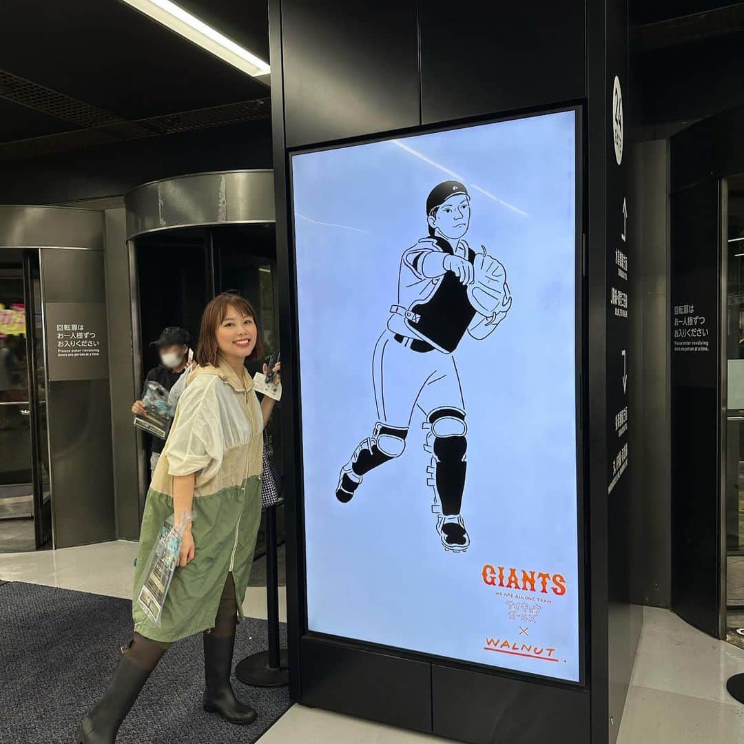 WALNUTさんのインスタグラム写真 - (WALNUTInstagram)「東京ドームで開催中の巨人戦⚾️ 球場内外のデジタルサイネージに、今回のセ・パ交流戦の ために描き下ろしたキービジュアルと15選手のイラストが展開されています！  キービジュアルは、"ジャイアンツを応援する色々な年代や国籍のガールズが「サイキョウ」になれる日" がテーマの #サイキョウガールズ をイメージして制作しました。  また、GIANTS×WALNUTコラボグッズも 東京ドーム内ショップとジャイアンツ公式オンラインストアで発売スタート😍🔥  Tシャツやマフラータオル、ナイロンバッグ、フレイクシールなど、観戦中に身につけられるものから普段使いできるアイテムまで、豊富なラインナップで展開していただいてます。  巨人ファンの皆さんにはもちろん、先日開催されたWBCで野球に興味を持った方にも楽しんでもらえると嬉しいです。 ぜひチェックしてみてください！  ※会場の様子などはハイライトにまとめてます👀🤍 #giants」6月3日 23時10分 - walnut_illustration