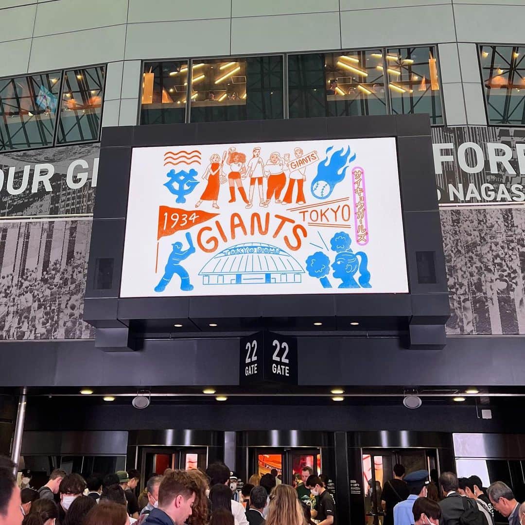 WALNUTのインスタグラム：「東京ドームで開催中の巨人戦⚾️ 球場内外のデジタルサイネージに、今回のセ・パ交流戦の ために描き下ろしたキービジュアルと15選手のイラストが展開されています！  キービジュアルは、"ジャイアンツを応援する色々な年代や国籍のガールズが「サイキョウ」になれる日" がテーマの #サイキョウガールズ をイメージして制作しました。  また、GIANTS×WALNUTコラボグッズも 東京ドーム内ショップとジャイアンツ公式オンラインストアで発売スタート😍🔥  Tシャツやマフラータオル、ナイロンバッグ、フレイクシールなど、観戦中に身につけられるものから普段使いできるアイテムまで、豊富なラインナップで展開していただいてます。  巨人ファンの皆さんにはもちろん、先日開催されたWBCで野球に興味を持った方にも楽しんでもらえると嬉しいです。 ぜひチェックしてみてください！  ※会場の様子などはハイライトにまとめてます👀🤍 #giants」