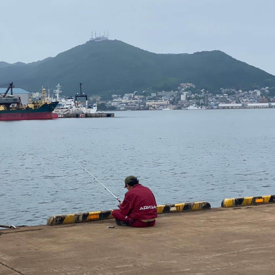 ハシモトタカヒロさんのインスタグラム写真 - (ハシモトタカヒロInstagram)「"釣りバカ日誌" オフ日は釣りに挑戦。1980円の釣りセット買っていざ！カレイを釣ったものの引き上げでバレてしまうと中々僕らしいオチで笑ってしまいましたwかわいいホッケも釣れて釣りの世界にハマりそうです。 #gosharubchinskiy」6月3日 23時11分 - 8cid