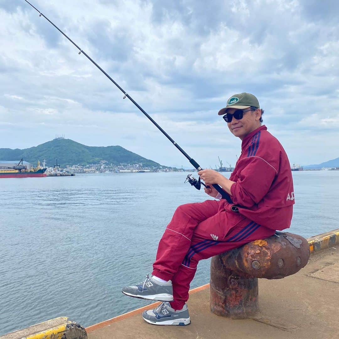 ハシモトタカヒロのインスタグラム：「"釣りバカ日誌" オフ日は釣りに挑戦。1980円の釣りセット買っていざ！カレイを釣ったものの引き上げでバレてしまうと中々僕らしいオチで笑ってしまいましたwかわいいホッケも釣れて釣りの世界にハマりそうです。 #gosharubchinskiy」