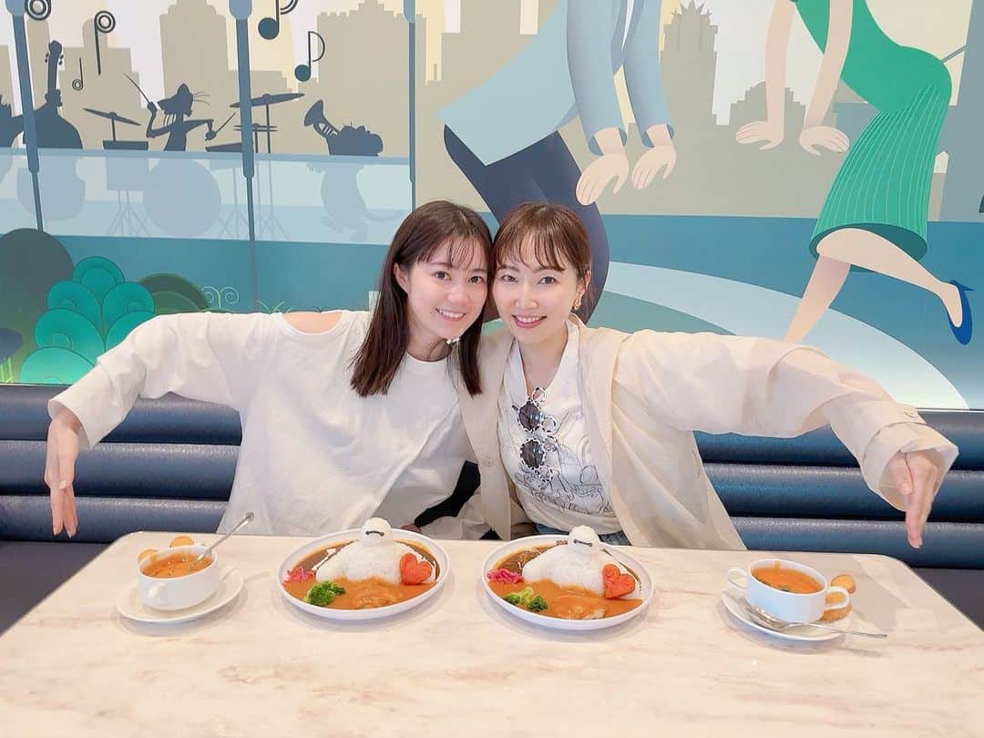 木南清香のインスタグラム：「♡🍛♡  やっと行けた、40周年♡  せっかくなので！ 40周年グッズフル装備で♡笑  ミッキーにも 久しぶりに近くで会えて うれしかった…🥺🫶🏻  #🐭 #tokyodisneyland」