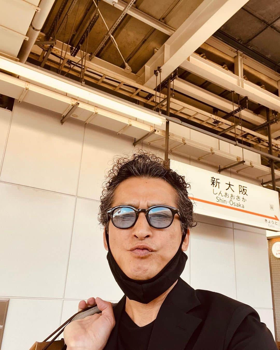 大沢樹生さんのインスタグラム写真 - (大沢樹生Instagram)「こんばんは💫 昨日今日と大阪でした。 線状降水帯て…皆さんは大雨大丈夫でしたか？ 新大阪駅激混みっす！ ダイヤも乱れまくってて、、、 とりあえず乗りまっす🚅」6月3日 17時45分 - osawa_mikio