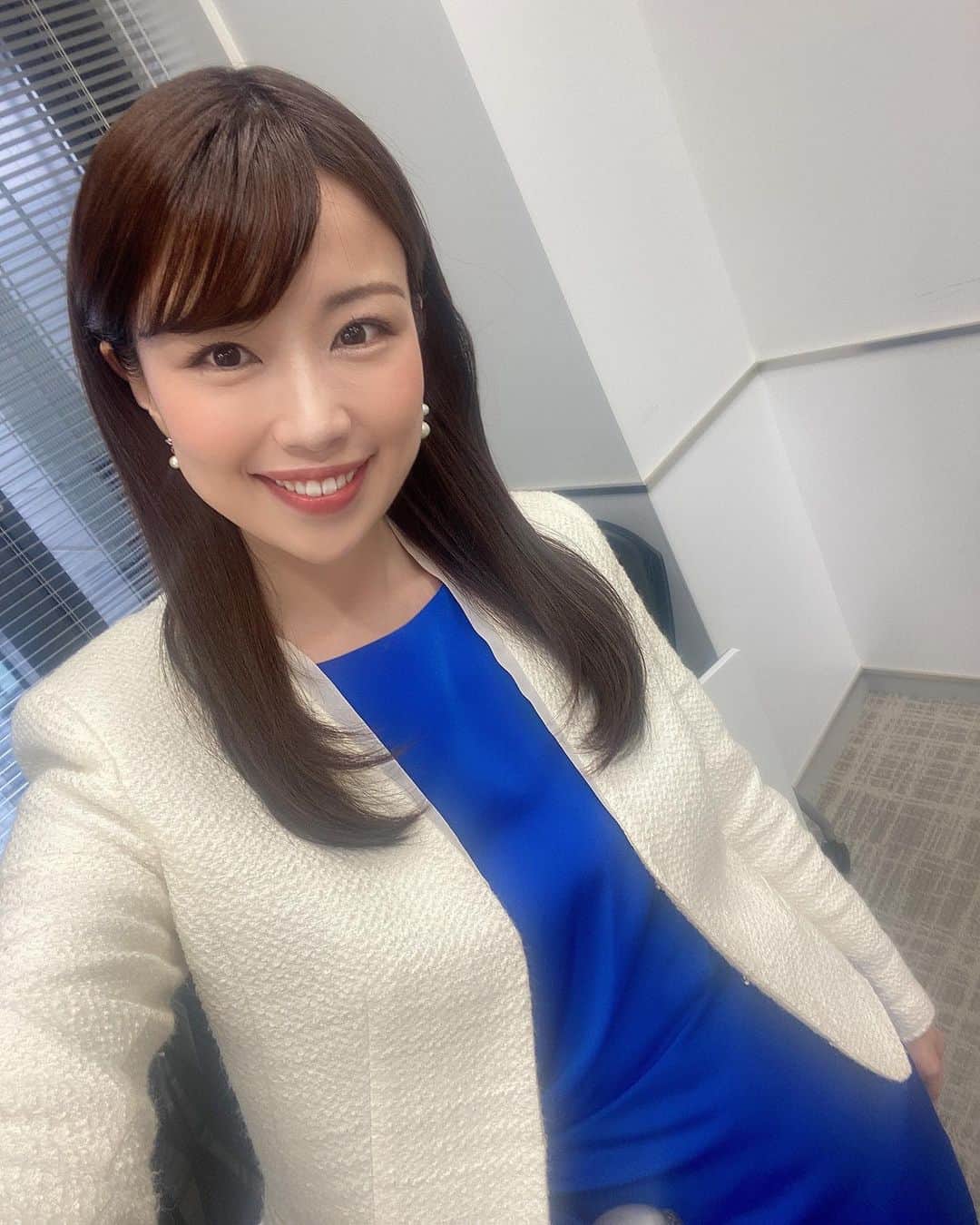 道岡桃子のインスタグラム：「スーツでビシッと👔  撮影です✨  みなさん大雨は大丈夫でしょうか？☔️  私はずぶ濡れで帰ってきました💦  気をつけてくださいね🙏  #アナウンサー #アナウンサー衣装 #フリーアナウンサー #インタビュー #リポーター #キャスター #SHEIN #SHEINforAll #ad coupon: momoko1520 one piece:sw2210214332619254 #ootd #ootdfashion #instagood #instafashion」