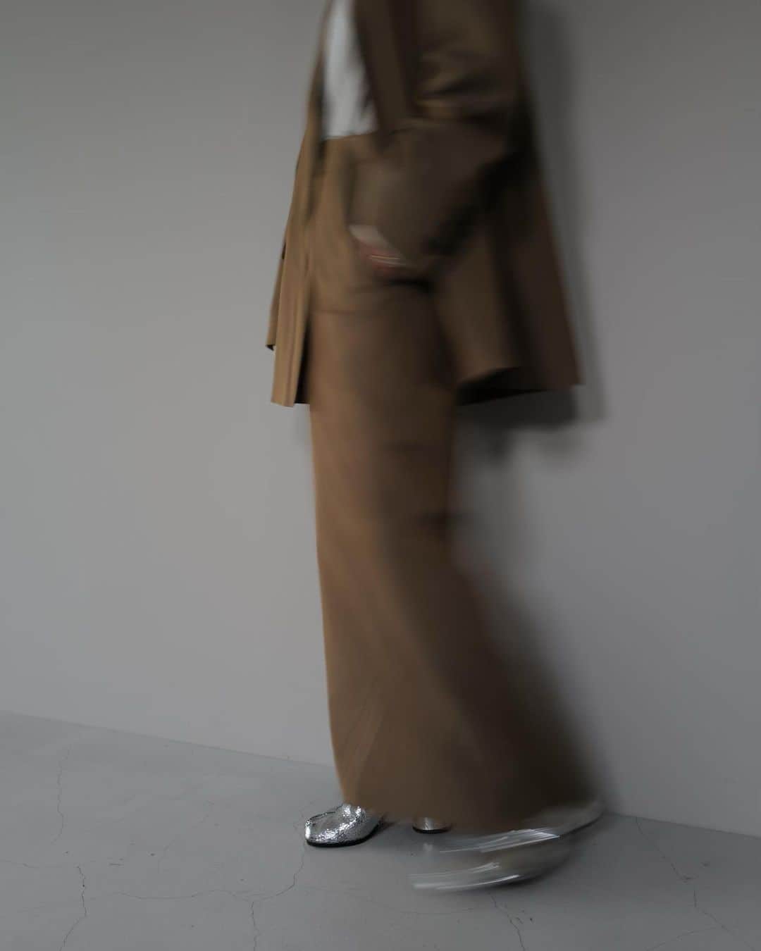 JUNNAさんのインスタグラム写真 - (JUNNAInstagram)「@etretokyo   #ETRE23秋  縦糸と横糸に別色を使用しシャンブレーの様な独特な色合いを表現したツイル生地で仕立てたサスペンダースカートとジャケットのセットアップ  このなんとも言えない洒落た色味が秋らしくとても気に入っています  無駄を削ぎ落とし、ETRÉ TOKYOらしく、ストラップなども金具を使用していない拘りの華奢デザイン。細部は断ち切りで少しカジュアルさもプラス  ジャケットはノーカラーで限りなくシンプルに  #ETRE2WAYシルエットノーカラージャケット #ETREカットオフロングサススカート  ーーーーーーーーーーーーーーーーーーーー  '23 AUTUMN PRE ORDER  ONLINE STORE 6/8(木) 19:00 - 6/15(木) 12:00  LUMINE SHINJUKU 6/8(木) - 6/14(水)  #etretokyo」6月3日 17時48分 - junna