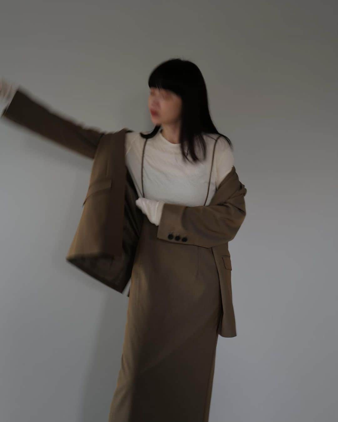 JUNNAさんのインスタグラム写真 - (JUNNAInstagram)「@etretokyo   #ETRE23秋  縦糸と横糸に別色を使用しシャンブレーの様な独特な色合いを表現したツイル生地で仕立てたサスペンダースカートとジャケットのセットアップ  このなんとも言えない洒落た色味が秋らしくとても気に入っています  無駄を削ぎ落とし、ETRÉ TOKYOらしく、ストラップなども金具を使用していない拘りの華奢デザイン。細部は断ち切りで少しカジュアルさもプラス  ジャケットはノーカラーで限りなくシンプルに  #ETRE2WAYシルエットノーカラージャケット #ETREカットオフロングサススカート  ーーーーーーーーーーーーーーーーーーーー  '23 AUTUMN PRE ORDER  ONLINE STORE 6/8(木) 19:00 - 6/15(木) 12:00  LUMINE SHINJUKU 6/8(木) - 6/14(水)  #etretokyo」6月3日 17時48分 - junna