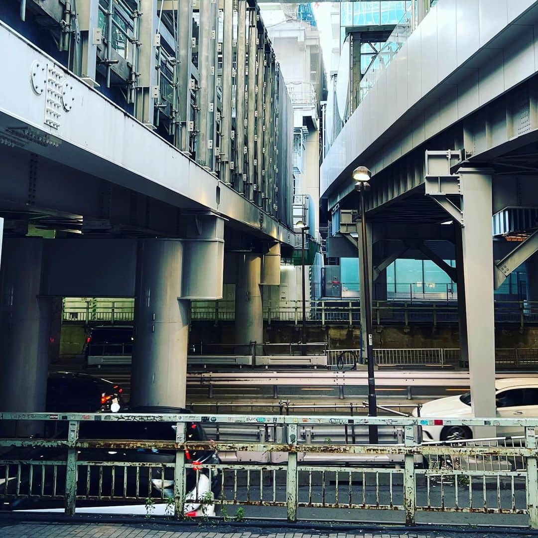 池田鉄洋のインスタグラム：「渋谷のココ！　懐かしいのと新しいのが同居してて、面白いわあ。学生の頃、飲み屋探して、ココをウロウロしてたんだ。」