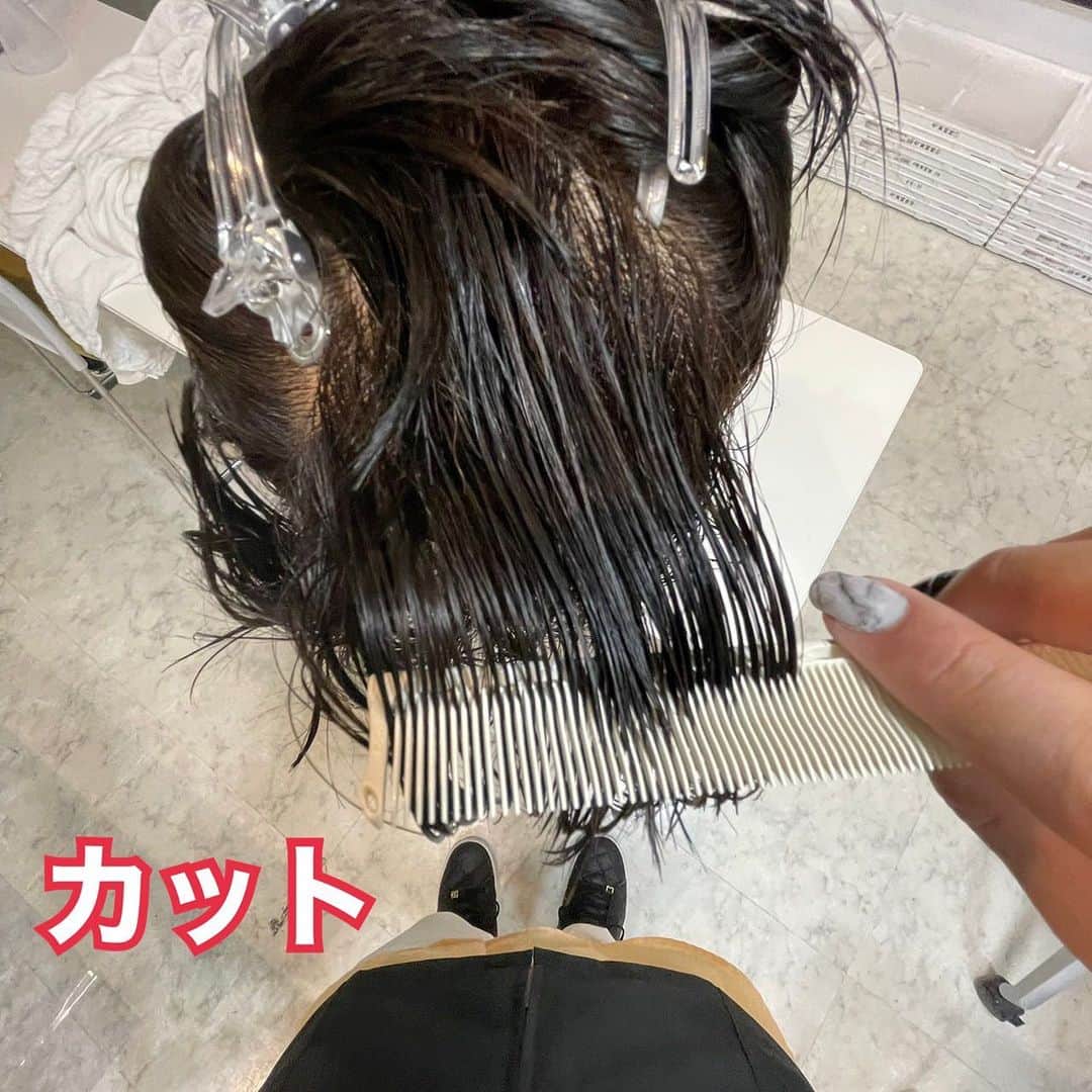 東京ビューティーアート専門学校さんのインスタグラム写真 - (東京ビューティーアート専門学校Instagram)「皆さんこんにちは✨ 本日は美容科の教材のカットとワインディングで使う道具を紹介していきます💡  <まずは、カットで使う道具です> ・カットにかかせないのがハサミですね✂️ シザーズというのが本来の言い方です 美容師さんの中にはローンを組んで買う方もいらっしゃるようです😳 ・シェープするコームもあります シェープとは髪をとかし毛流れを整えることを指します 2枚目の写真がシェープ中の写真です 綺麗なラインを仕上げるカットでは必須ですね☝️ ・他にも髪を濡らすスプレイヤー、髪を止めておくダッカールがあります 3枚目の写真がカットに使われる道具達です  <次にワインディングです> ワインディングとは頭全体を埋め尽くす様にロッドで髪を巻く技術です💡 4枚目の写真は実際に巻いているところです ・ワインディングでは2種類のコームを使います✌️ 各ブロックに分けるブロッキングコームとシェープ用のコームです ・髪を巻くロッドはロングとショートそれぞれ4種類の計8種類あります😳 ・ロッドに巻き付けるためのペーパーもあります ・他にもブロック分けした髪を留めるゴムや、髪を濡らすスプレイヤー、ペーパーを取りやすく設計されたペーパーハウス、ロッドをまとめておくロッドケースがあります 5枚目はワインディングに使われる道具です  ・道具の量が多いので覚えるのが大変ですが、練習を重ねるうちに自然と名前が分かる様になりました ・そんな感覚が僕は大好きです😊 ・皆さんも東京ビューティーアート専門学校に入ってその感覚をあじわってみては🤔  本日の担当は美容科1年生井でした  詳しくはHP/プロフィールから🤲🏻 TokyoB✖️art @tokyo_beauty_art_college  #今日の東京ビューティーライフ #東京ビューティーアート#美容学生#美容専門学校#三幸学園#jk#fjk#sjk#ljk#美容#beauty##美容好きな人と繋がりたい#美容学生の日常#知る専#美容学生あるある#美容学生と繋がりたい#美容業界で働く#成長#伸び代 #美容学生募集 #知る専 #ワインディング #カット #美容師国家試験 #美容学生と繋がりたい #美容学生の放課後 #美容師求人 #美容師の卵 #美容師のたまご #美容学生就活 #美容学生求人」6月3日 17時49分 - tokyo_beauty_art_college