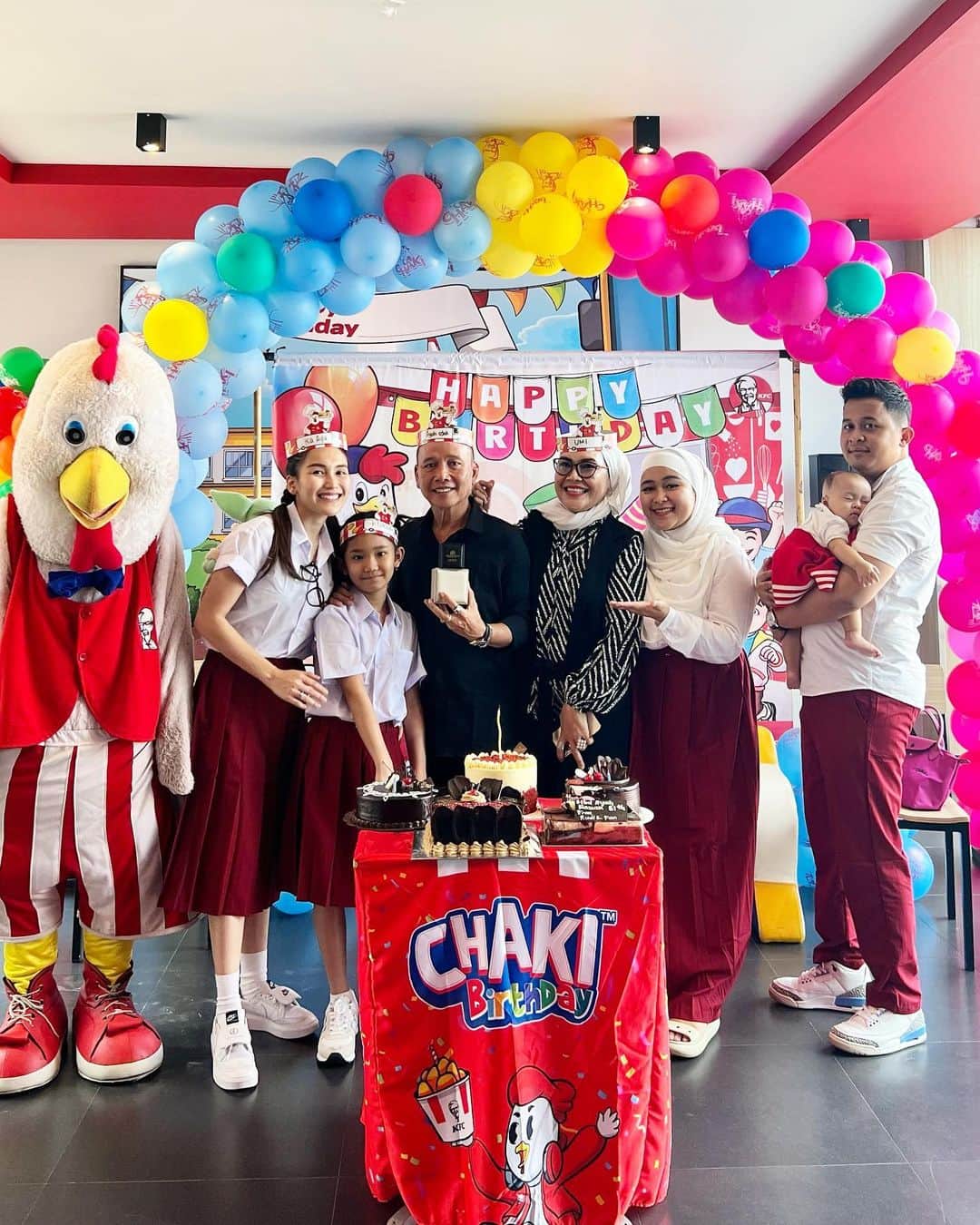 のインスタグラム：「Happy birthday ayah kesayangan kita semua 🎉🎂💃🥰❤️😍 yeeeeaa surprisenya alhamdulillah berhasil hhahahahah sampe ayah dikerjain, dibuat kesel sampe nangis hhahaha🤣😋 yg mau liat jgn lupa nonton @ayahdanayu_trans7 ok spesial birthday ayah ✌🏻🥳 huhuuuu ngeselin bgt kita nih, maap y yah kita kerjain smp marah trs nangis hhehehee luv u ayah❤️😘」