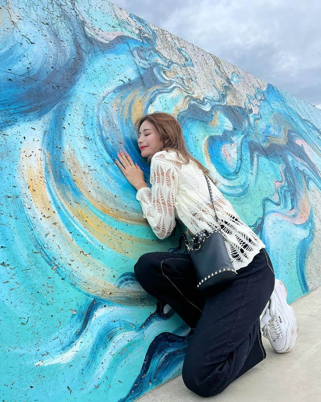 得あゆさんのインスタグラム写真 - (得あゆInstagram)「今年はどこの海に行こうかな🌊🤍 (日焼けしたくない)   ・ ・ ・ ・ ・ @tokunokk  @aoihonjo 富山のパワースポットです🌊✨  #本城葵#壁画#富山#得能建設#得能建設工業 #富山で働きたい人募集中  ・ ・ ・ ・ ・ ・ ・ ・ ・ ・ ・ ・ ・ ・ ・ ・ #富山県#富山#富山グルメ#富山観光#富山ランチ#北陸#地元#田舎#芸術家#家族#大切な場所#インスタ映え#映え#休日の過ごし方#富山旅行#金沢#金沢旅行#ママライフ#子育てママ#建設会社#人材募集#正社員#田舎暮らし#toyama」6月3日 17時53分 - tokuayu819