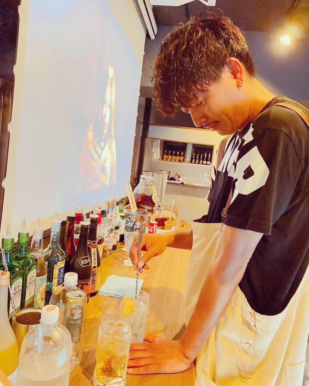 中村昌也のインスタグラム：「台風前に仕事で宮古離れ、今日帰って来ました❕ 宮古の皆様大丈夫でしたか？話し聞かせて下さい❕ 今日からお店営業します❕ お待ちしております😆 宮古島市平良下里646-2 バロックビル6階 #宮古島 #沖縄 #宮古島バー #miyakojima #miyakojimabar #バーイズ #イズ #baris #is #newopen #居酒屋 #海 #beach #japan #中村昌也」