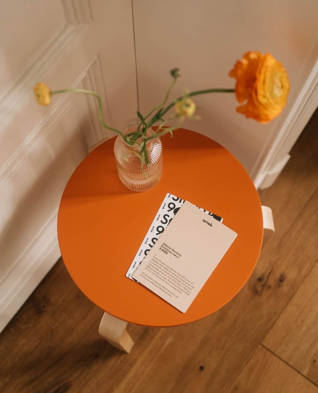 Artekさんのインスタグラム写真 - (ArtekInstagram)「Add a pop of colour to your home 🍊⁠ Our Stool 60 Anniversary online store is up-and running until end of this year. All standard Stool 60 and Stool 60 Kontrasti are currently in stock and ready to be shipped. Make sure to browse shop.artek.fi and find the perfect Stool 60 for your space. ⁠ ⁠ Thank you @fravki for these wonderful images of Stool 60 in orange.」6月3日 17時55分 - artekglobal