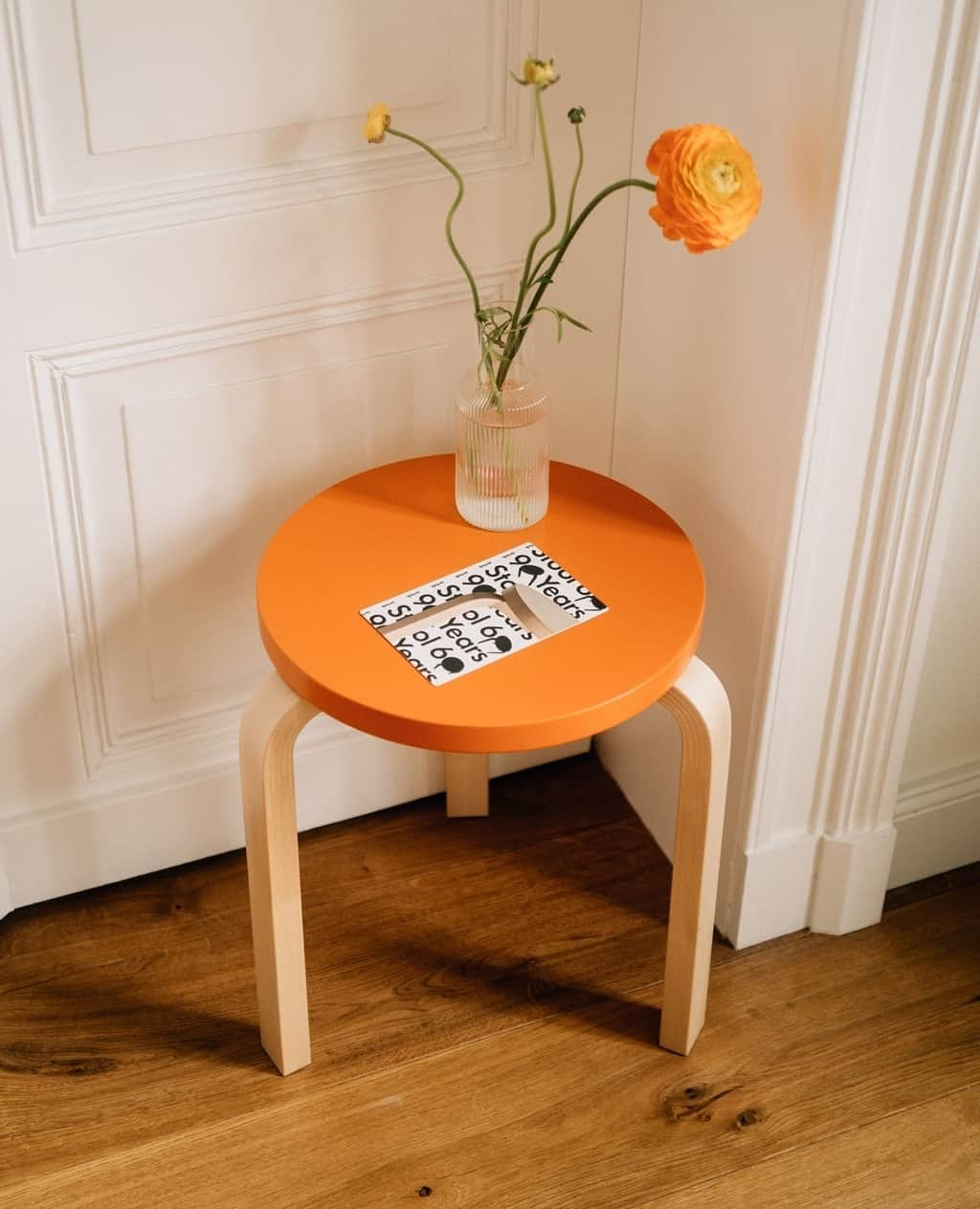 Artekのインスタグラム：「Add a pop of colour to your home 🍊⁠ Our Stool 60 Anniversary online store is up-and running until end of this year. All standard Stool 60 and Stool 60 Kontrasti are currently in stock and ready to be shipped. Make sure to browse shop.artek.fi and find the perfect Stool 60 for your space. ⁠ ⁠ Thank you @fravki for these wonderful images of Stool 60 in orange.」