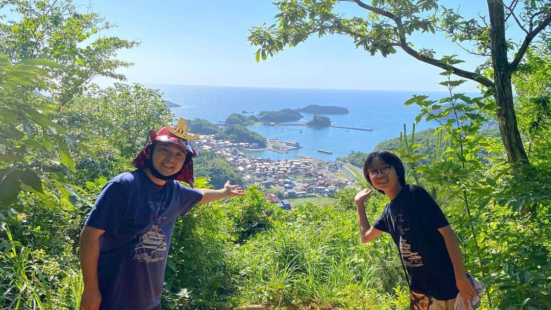 長谷川ヨシテルのインスタグラム：「明日の『第7回 松江武者の日』のプレイベントの「島根半島山城ツアー 」で、 お城くんや参加者の皆さんと一緒に【加賀(かか)城】を攻めてきましたー！🏯  主郭跡から見える加賀港が美しかったーーー！！！  明日は松江城で1日イベントです！ 当日参加もOK！ お待ちしております〜🏯  #松江武者の日  #島根県松江市 #島根町  #お城くん #松江観光大使 #加賀城 #加賀港」