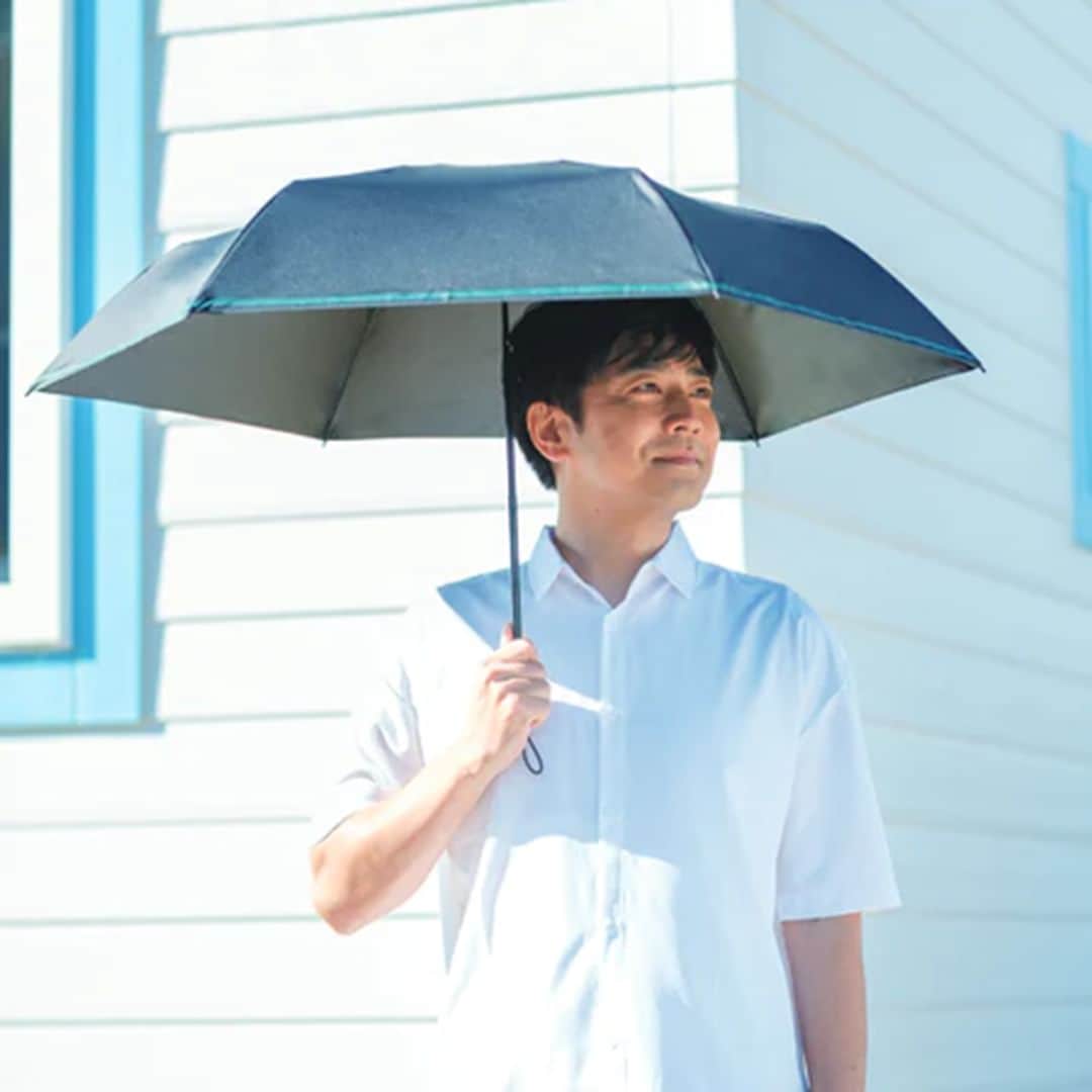 FABIAさんのインスタグラム写真 - (FABIAInstagram)「＼＼男性にもおすすめな日傘／／  メンズが本当に使える #日傘 です♪  遮光・遮熱 最先端モデル☂️  年々強くなる日差しに男性の日傘使用も増加し、男性が違和感なく使える日傘とは？ を追求し、できた商品です。  遮光遮熱・温度効果の高い特殊生地と削ぎ落としたデザインにより、 普段もビジネスも使えるアイテムです◎👨‍💼  父の日のプレゼントにもおすすめです！  *─────────────────────* 日傘男子見た事ある？ ある！という人は『☂️』を コメントして教えてくださいね♪ *─────────────────────*  🛒＜mabu＞晴雨兼用傘ヒートカットTi for MEN 【商品番号】 9780393  ーーーーーーーーーーーーーーーーーーーーーーー 気になる商品は【保存】をすると、 後から見返せます♪ ーーーーーーーーーーーーーーーーーーーーーーー  @northmall_com は 「毎日の暮らしをちょっとおしゃれに、もっと楽しく。」 北欧雑貨やインテリア、ファッション、アウトドアグッズ、グルメなど… 見ているだけでワクワクするモノを常時1万アイテム以上取扱い中！ ライフスタイルに役立つ情報を皆様にお届けしています。 ぜひフォローして最新情報を受け取ってください✉️🦔  #northmall  #ノースモール  #晴雨兼用 #UVカット #傘 #梅雨 #雨具 #レイングッズ #日焼け対策 #熱中症対策 #父の日」6月3日 18時00分 - northmall_com