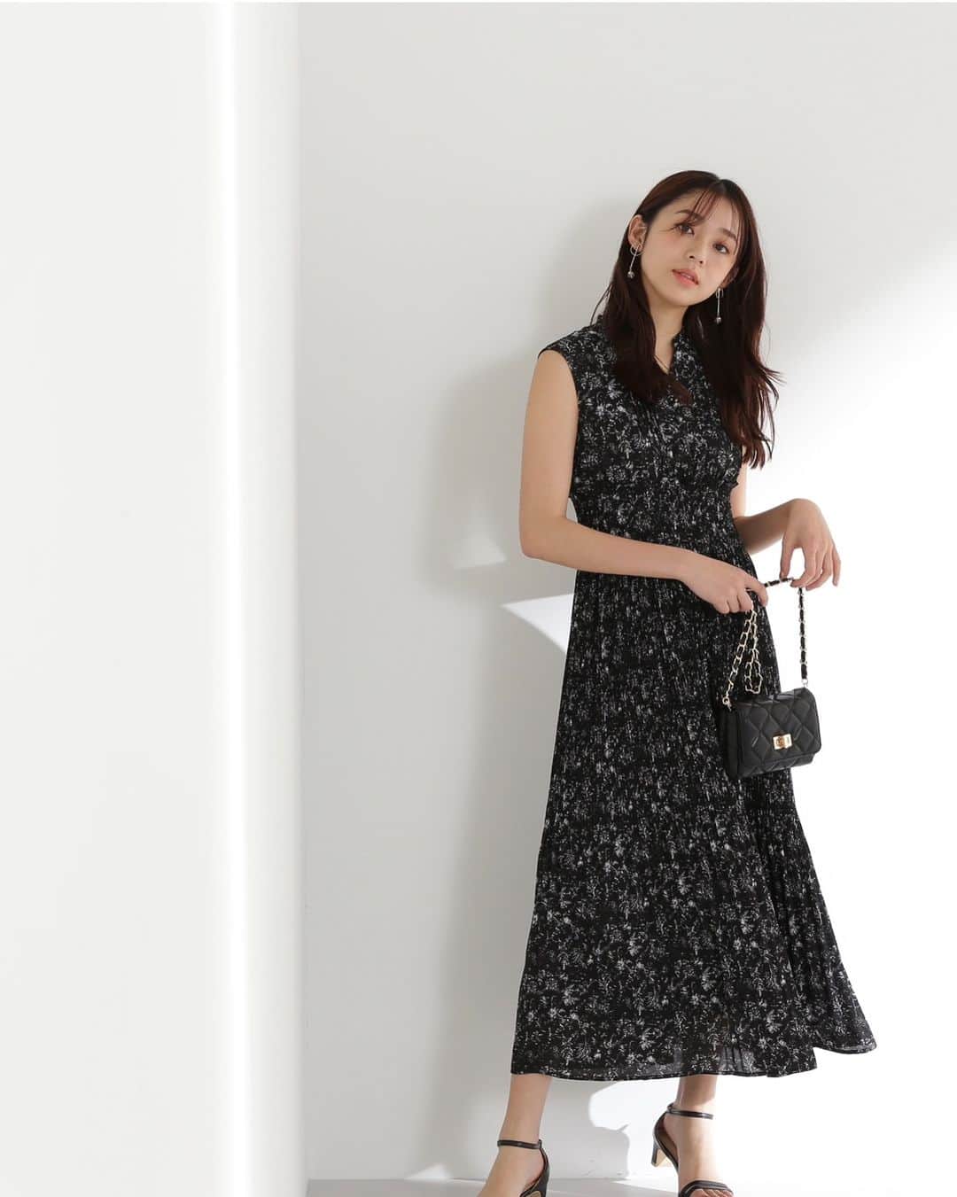 NATURAL BEAUTY BASICのインスタグラム：「2023 summer PRE ORDER.  ✔ボタニカルプリントワンピース ¥12,980 tax in color:クロベース/オフベース/カシスベース size:S/M/PS #0173240652 6月中旬-下旬入荷予定  フィット＆フレアシルエットの上品な印象のボタニカル柄のワンピースは、１枚で気映えが叶うアイテム。 スカート部分に入れたシャーリングデザインが、さりげないアクセントをプラスしてくれます。 バックスタイルはファスナー仕様にしている為、ウエストのギャザー分量が広がりすぎず、美シルエットを叶えてくれるのもポイント。  #ワンピース #ボタニカル柄 #フレアワンピース #シャーリング #サマーコーデ #夏先取り #夏コーデ #初夏 #お出かけコーデ #カジュアルコーデ  #オフィスコーデ #オフィスカジュアル #通勤コーデ #大人可愛い #カラーコーデ #着回しコーデ #きれいめカジュアル #大人カジュアル #ベーシックコーデ #ベーシック #ナチュラルコーデ #トレンドスタイル #シンプルコーデ #ナチュラルビューティーベーシック #naturalbeautybasic」
