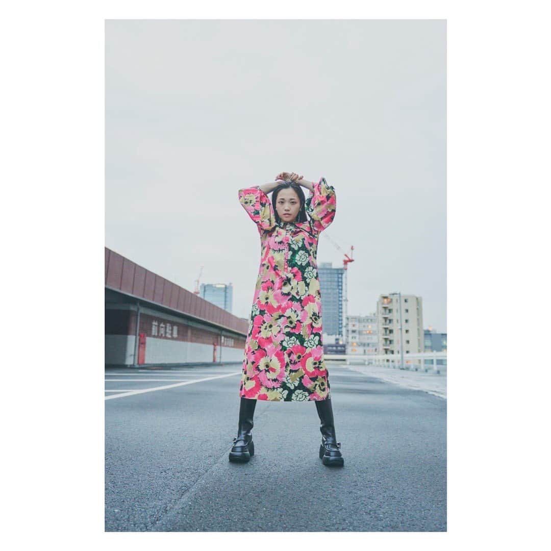 秋谷百音のインスタグラム：「. June💐 いかがお過ごしでしょうか〜？  花束みたいなワンピース、 曇っている日が鮮やかに💐✨ このロケーションも大好きになりました。 3連等チャレンジ中です。 どうですか？  余談ですが おばあちゃん家のワンちゃんは 6月生まれのジューンです🐶（まんま）  📷 @ginjiro___  💄 @fharaon_ryo  👗 @maruko_maki   #作品撮り #写真 #photo #portraitphotography #portrait #ポートレート #photography #photooftheday #花 #flowers #goodvibes #👍 #花柄 #花柄ワンピース #instagood #happy #cloudy #☁️ #6月 #june」