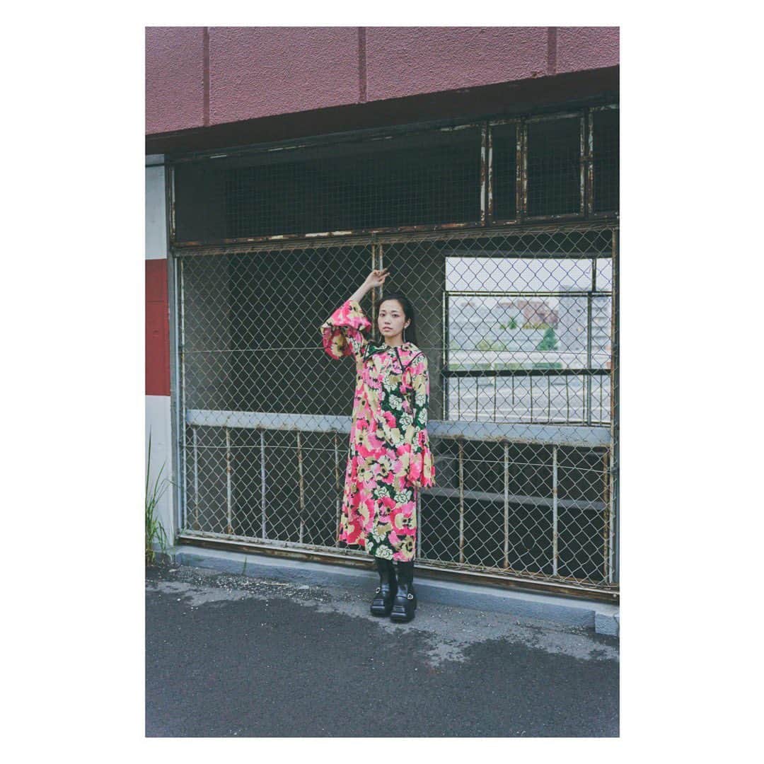 秋谷百音さんのインスタグラム写真 - (秋谷百音Instagram)「. June💐 いかがお過ごしでしょうか〜？  花束みたいなワンピース、 曇っている日が鮮やかに💐✨ このロケーションも大好きになりました。 3連等チャレンジ中です。 どうですか？  余談ですが おばあちゃん家のワンちゃんは 6月生まれのジューンです🐶（まんま）  📷 @ginjiro___  💄 @fharaon_ryo  👗 @maruko_maki   #作品撮り #写真 #photo #portraitphotography #portrait #ポートレート #photography #photooftheday #花 #flowers #goodvibes #👍 #花柄 #花柄ワンピース #instagood #happy #cloudy #☁️ #6月 #june」6月3日 18時03分 - lespros_mone