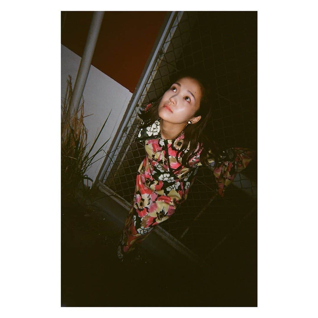 秋谷百音さんのインスタグラム写真 - (秋谷百音Instagram)「.  日没ギリギリオフショット？🌅  陽が長くなりましたよね。 お花を見つけたり空を見たりして 季節を感じている瞬間に改めて幸せを感じるこの頃です。  まあ、ギャルみたいなピースもするし✌️✌️  📷 @ginjiro___  💄 @fharaon_ryo  👗 @maruko_maki   #作品撮り #写真 #photo #portraitphotography #portrait #ポートレート #photography #photooftheday #花 #flowers #goodvibes #👍 #花柄 #花柄ワンピース #instagood #happy #cloudy #☁️ #film #filmphotography #filmcamera #filmphoto #フィルム #フィルム写真 #フィルムカメラ #💐」6月3日 18時03分 - lespros_mone