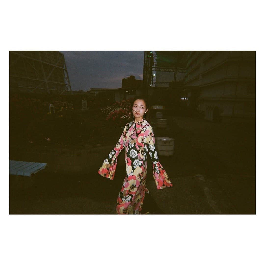 秋谷百音のインスタグラム：「.  日没ギリギリオフショット？🌅  陽が長くなりましたよね。 お花を見つけたり空を見たりして 季節を感じている瞬間に改めて幸せを感じるこの頃です。  まあ、ギャルみたいなピースもするし✌️✌️  📷 @ginjiro___  💄 @fharaon_ryo  👗 @maruko_maki   #作品撮り #写真 #photo #portraitphotography #portrait #ポートレート #photography #photooftheday #花 #flowers #goodvibes #👍 #花柄 #花柄ワンピース #instagood #happy #cloudy #☁️ #film #filmphotography #filmcamera #filmphoto #フィルム #フィルム写真 #フィルムカメラ #💐」