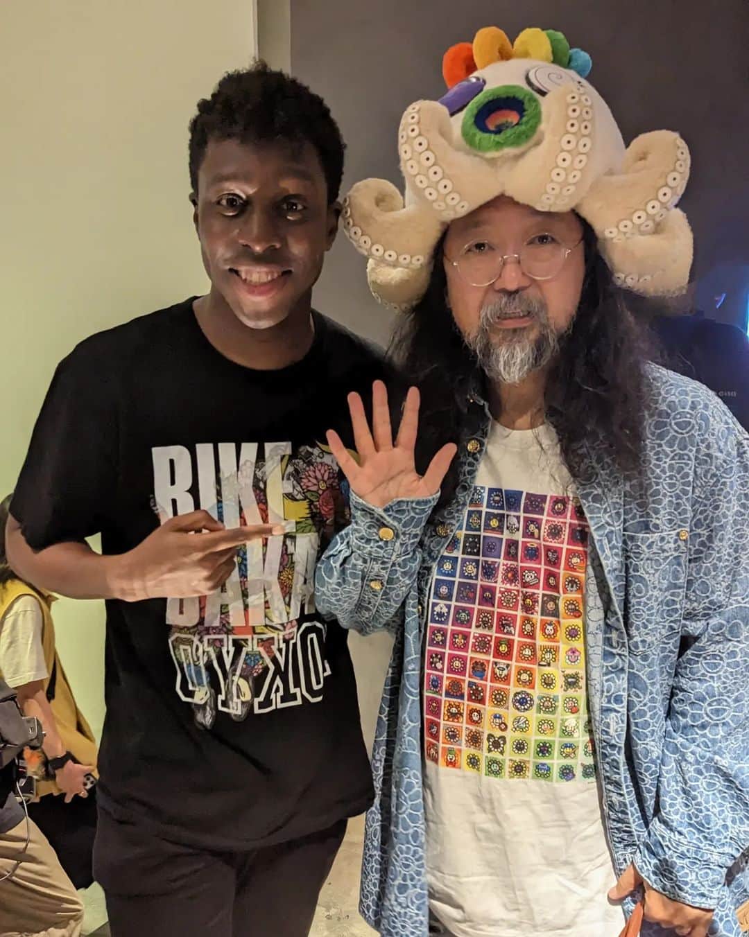 アイク・B・ヌワラのインスタグラム：「やっと会えた！！！Thank You Murakami-San🏵🙏  #NFTArtTokyo #村上隆 さん」