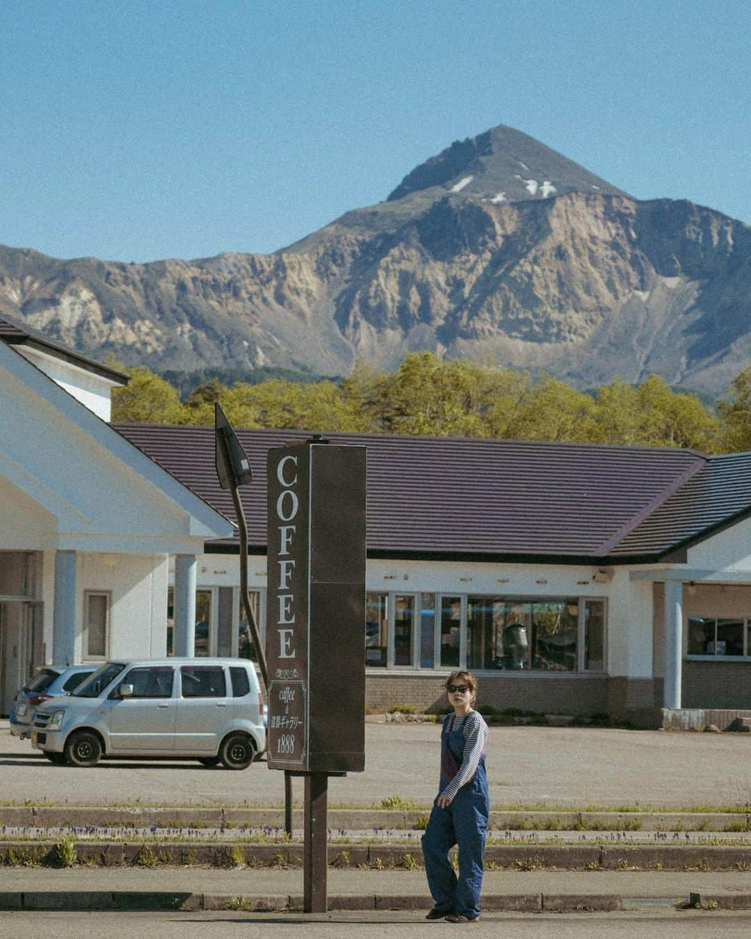 Y U R I Eのインスタグラム：「磐梯山をバックに！⛰️ これまた異国感あるなぁ☺️ COFFEEの看板と曲がりくねった標識がいい雰囲気出してくれてお気に入りの1枚 ⌇  2枚目は助手席で窓越しから𖦥  車からの眺めを撮るのも好き🚐🧡  📷 #FUJIFILM #XS20  ⚙ XF70-300mmF4-5.6 R LM OIS WR  #nationalparksofjapan #磐梯朝日国立公園  #福島#北塩原村#裏磐梯#国立公園#磐梯山」