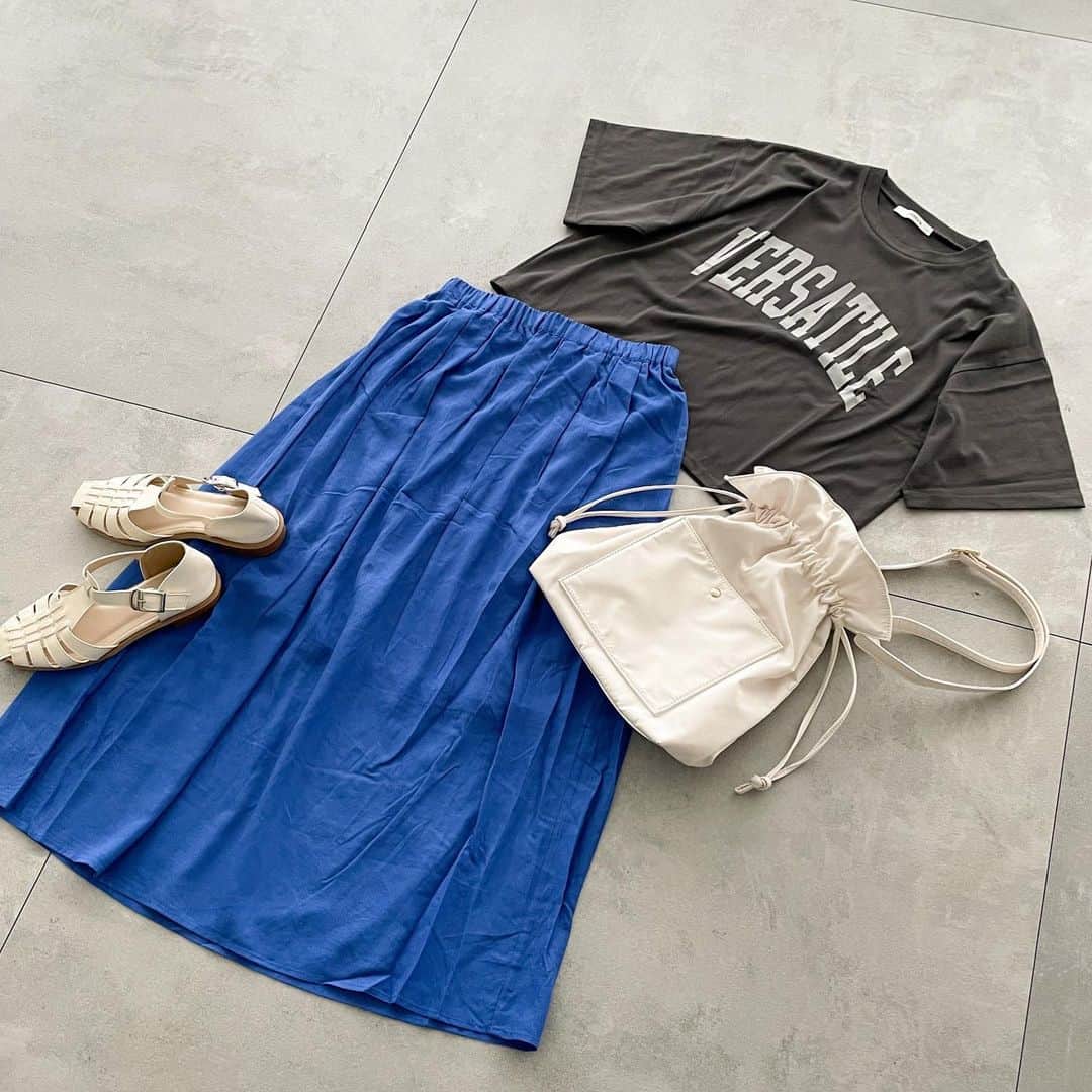 Lugnoncure（ルノンキュール）さんのインスタグラム写真 - (Lugnoncure（ルノンキュール）Instagram)「【Recommend Style】 夏らしい鮮やかなカラーのスカートに シンプルなロゴTを合わせた定番カジュアルコーデ。 ⁡ いつものアイテムでも、ゆったりとした 短丈Tシャツと麻レーヨン素材の落ち感の あるスカートを選べば大人のリラックス スタイルが完成します。 ⁡ ⁡ #T-shirt ¥3,190(tax incl.) _No.1212715 off-white/yellow/charcoal ⁡ #skirt ¥5,390(tax incl.) _No.1506105 off-white/pink/blue/black ⁡ #bag ¥5,940(tax incl.) _No.1817365 off-white/black ⁡ #sandals ¥6,930(tax incl.) _No.1817302 off-white/gold/black ⁡ ※タグのついていないアイテムもオンラインショップに順次入荷いたします。 ⁡ ※商品画像は、撮影環境やご利用のPC・スマートフォンのモニター環境などにより実物と色味に差異がある場合がございます。 ⁡ ⁡ ⁡ #lugnoncure #ルノンキュール #オフコーデ #オフスタイル #休日コーデ #大人カジュアル #大人カジュアルコーデ #カジュアルコーデ #ナチュラルファッション #リラックスコーデ #Tシャツ #スカート #2023ss #summer #canshopig」6月3日 18時19分 - lugnoncure