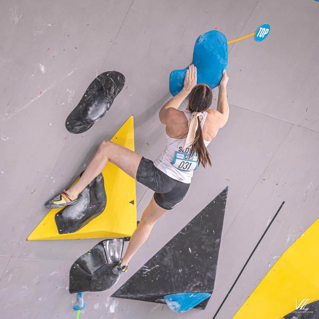 ユリア・クルーダーのインスタグラム：「SEMIFINALS 🔥🔥 so so so happy I got another chance to climb here in Prague ❤️ and after a long time with my fav person @katja_debevec 👯‍♀️❤️ watch & support us and @janja_garnbret live tomorrow at 12.00 💪🏻 📸: @vladek_zumr  @sloveniaclimbing @scarpaspa @climbingworldcuprague」
