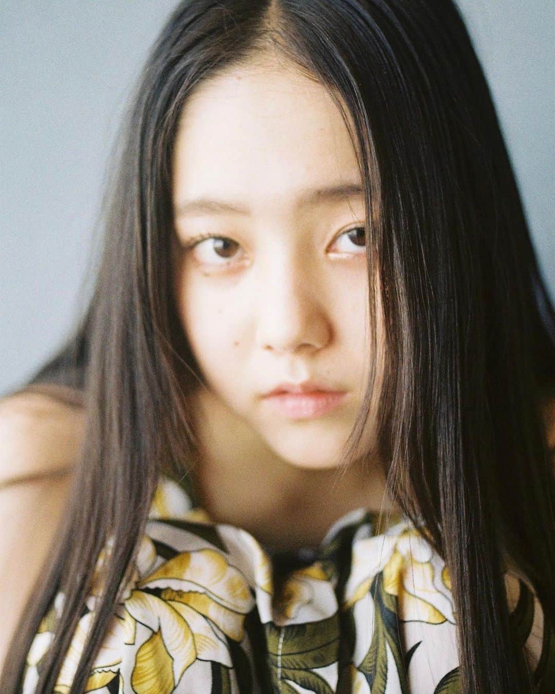 山下萌亜さんのインスタグラム写真 - (山下萌亜Instagram)「. #ポートレート#portrait#萌亜#ストレートヘア#フィルム写真 #フィルム寫眞 #filmphotography #filmcamera#ふぃるむ寫眞 #portraitphotography#asian#asianmodel #asianactress #asiangirl#asianwoman#作撮り #作品撮り#portraitperfection #testshoot#photooftheday #portraitmodel #portraitmood　#hellofrom」6月3日 18時11分 - _8_7__moa