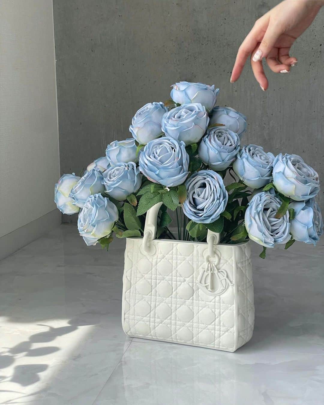 蓼沼綾のインスタグラム：「▼  𝐶𝐿𝐴𝑆𝑆𝐼𝐶𝐴𝐿 𝐵𝐿𝑈𝐸 𝑅𝑂𝑆𝐸  先日ご紹介したブルーローズを飾りました🦋  ボリューム満点で お部屋が一段と華やかに💍  お部屋が綺麗になると気分も良いですね🪽 さて、やることを着々と進めよう🖋️  --------------------------  ■HOTEL AU CROISSANT / ホテル・オ・クロワッサン @hotel_au_croissant  ✔︎クラシカルローズブーケ　ブルー ✔︎フラワーベース  ---------------------------------  #inmyroom #missdior #ladydior  #レディディオール  #お花のある暮らし  #アーティフィシャルフラワー  #ブーケ #インテリア #ブルーローズ #blueroses #花瓶 #flowervase  #dior #interior」