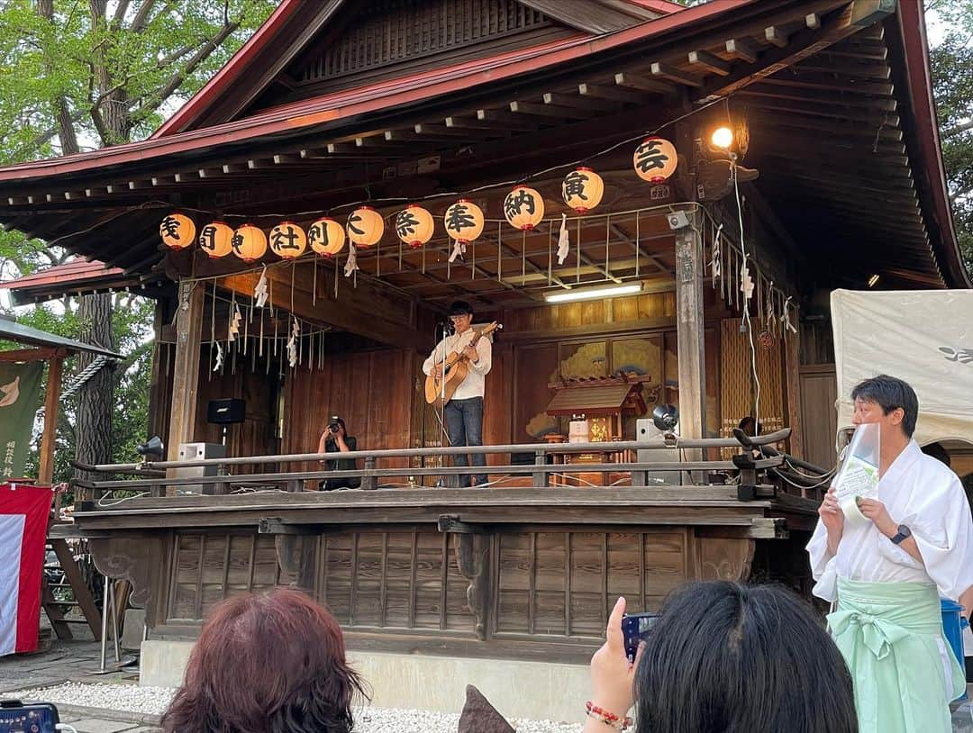 菅原永二さんのインスタグラム写真 - (菅原永二Instagram)「浅間神社三年ぶりのお祭り！ 雨上がって快晴！ゴジラも壊せなかった場所です。振る舞いビール！」6月3日 18時27分 - sugawara_agency